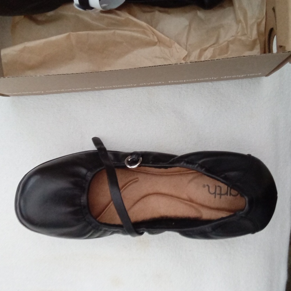 Earth 8W Black Leather Flats
